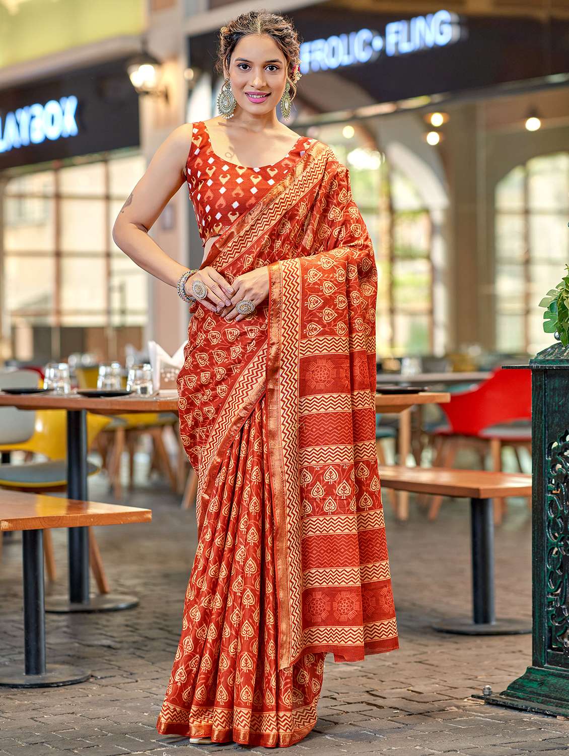 women printed casual wear saree with blouse - 21905393 -  Zoom Image - 0