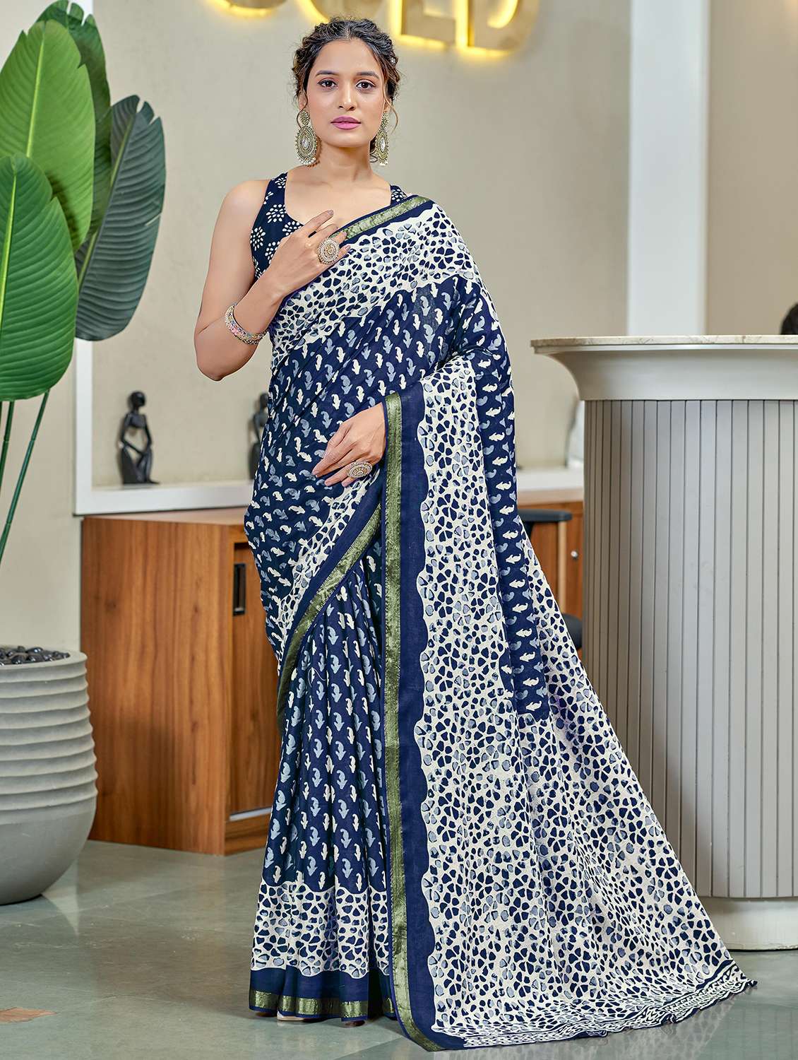 women printed casual wear saree with blouse - 21905403 - Zoom Image - 0