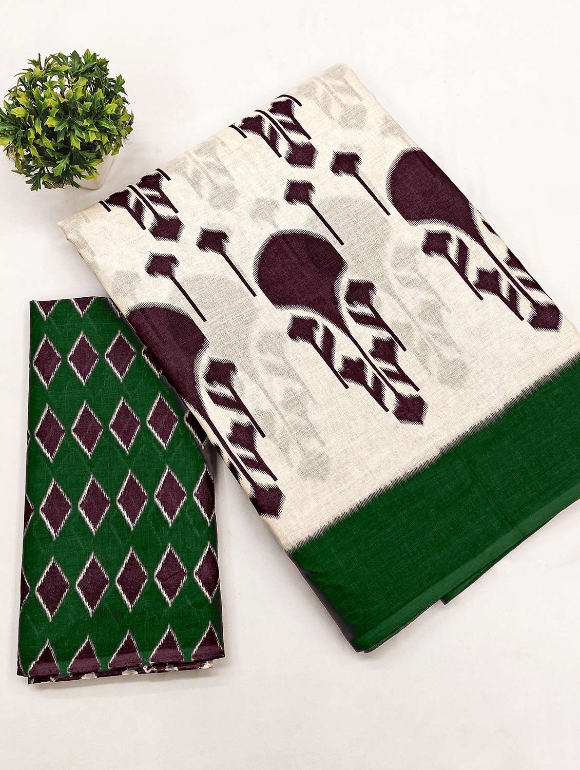 women ikat printed saree with blouse - 21905425 - Standard Image - 3