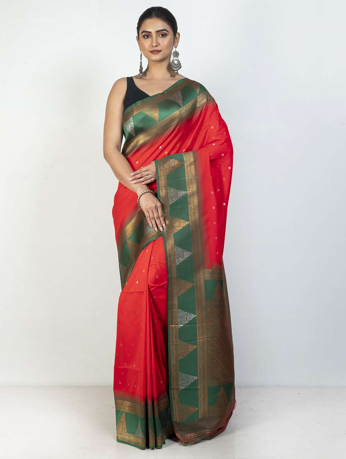 women self design bordered saree with blouse - 21905696 - Zoom Image - 0