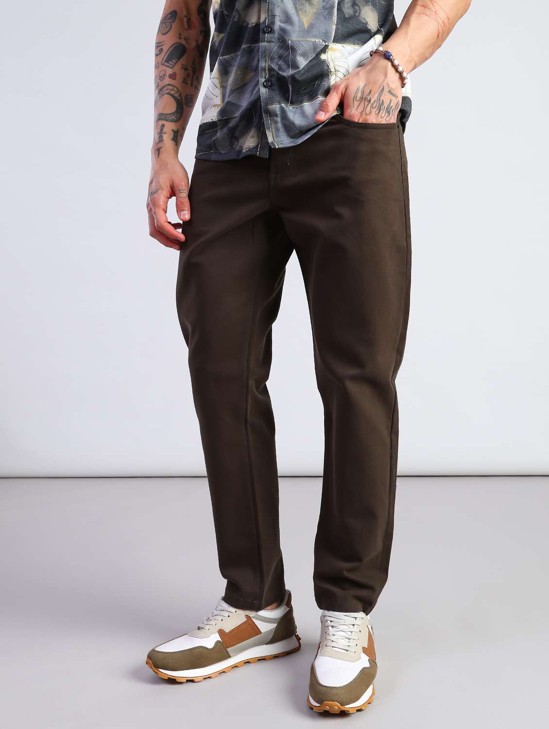 men solid mid rise chinos casual trouser