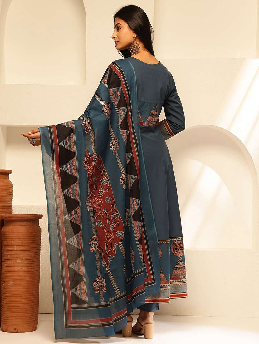 women three quarter sleeve anarkali kurta pant with dupatta set - 21909939 - Standard Image - 3