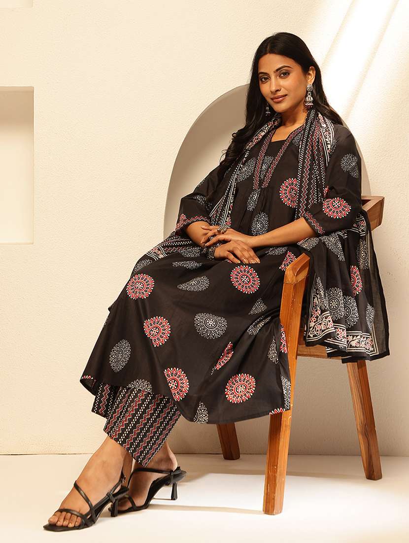 women three quarter sleeve kurta palazzo with dupatta set - 21909949 -  Standard Image - 3