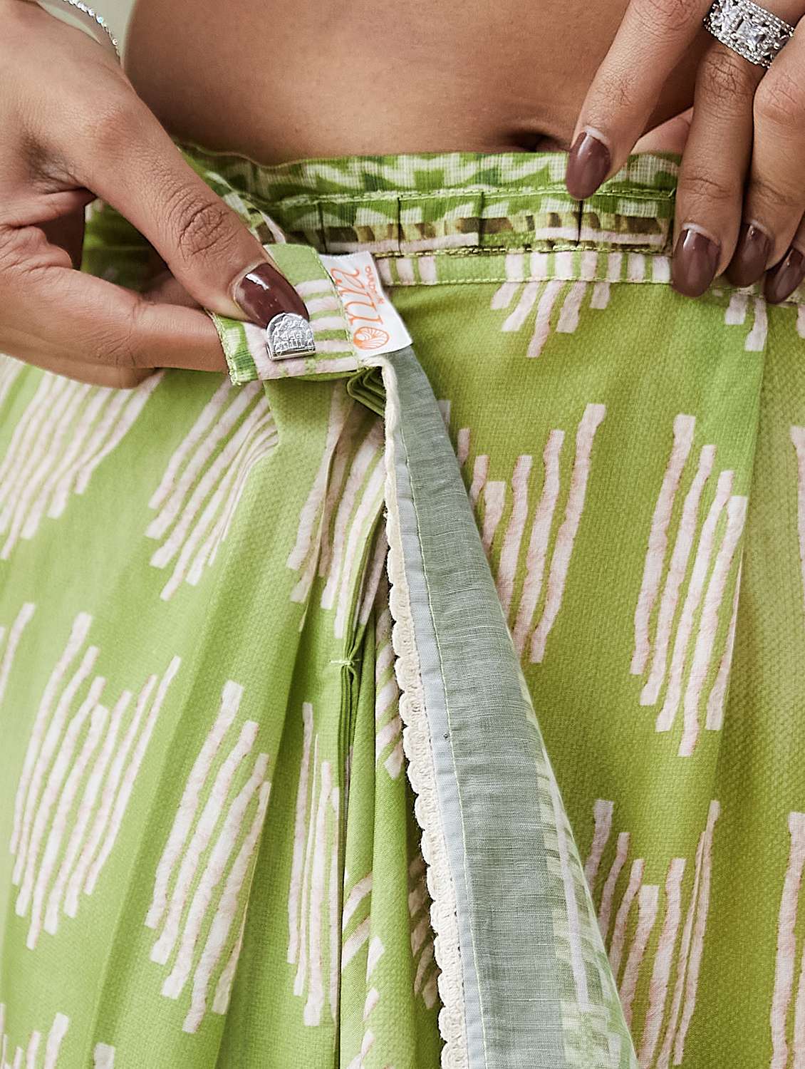 women printed ready to wear saree with blouse - 21911963 - Standard Image - 5