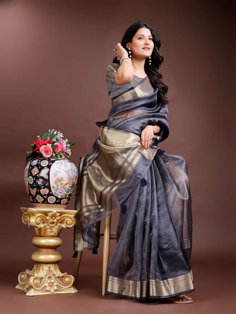women solid with bordered saree with blouse - 21916614 -  Standard Image - 3