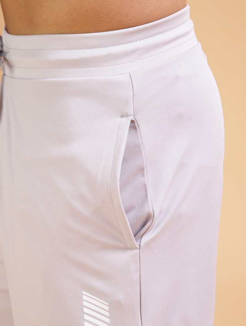 Men Solid Mid Rise Regular Fit Sport Shorts - 21916918 -  Standard Image - 5