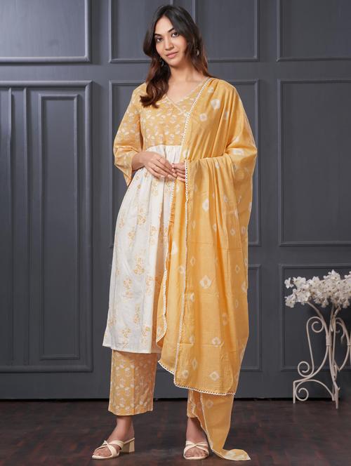 women three quarter sleeve kurta pant with dupatta set - 21918860 - Standard Image - 0