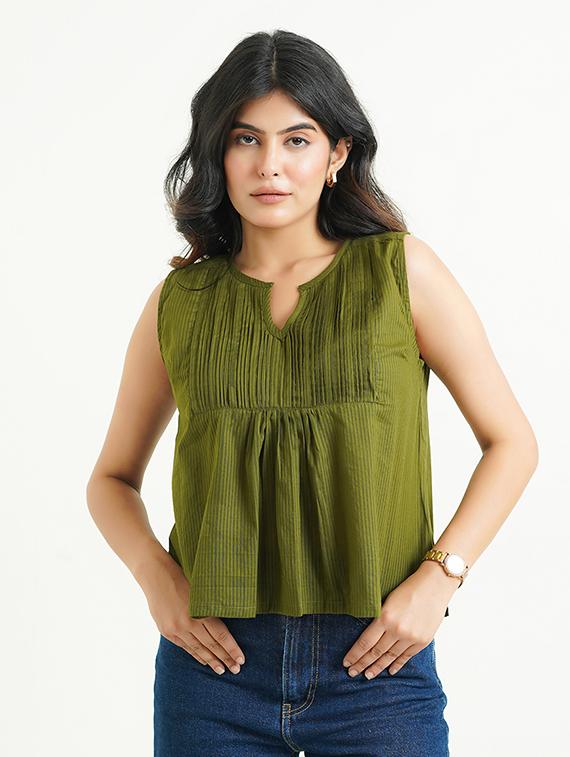 women solid sleeveless regular fit top