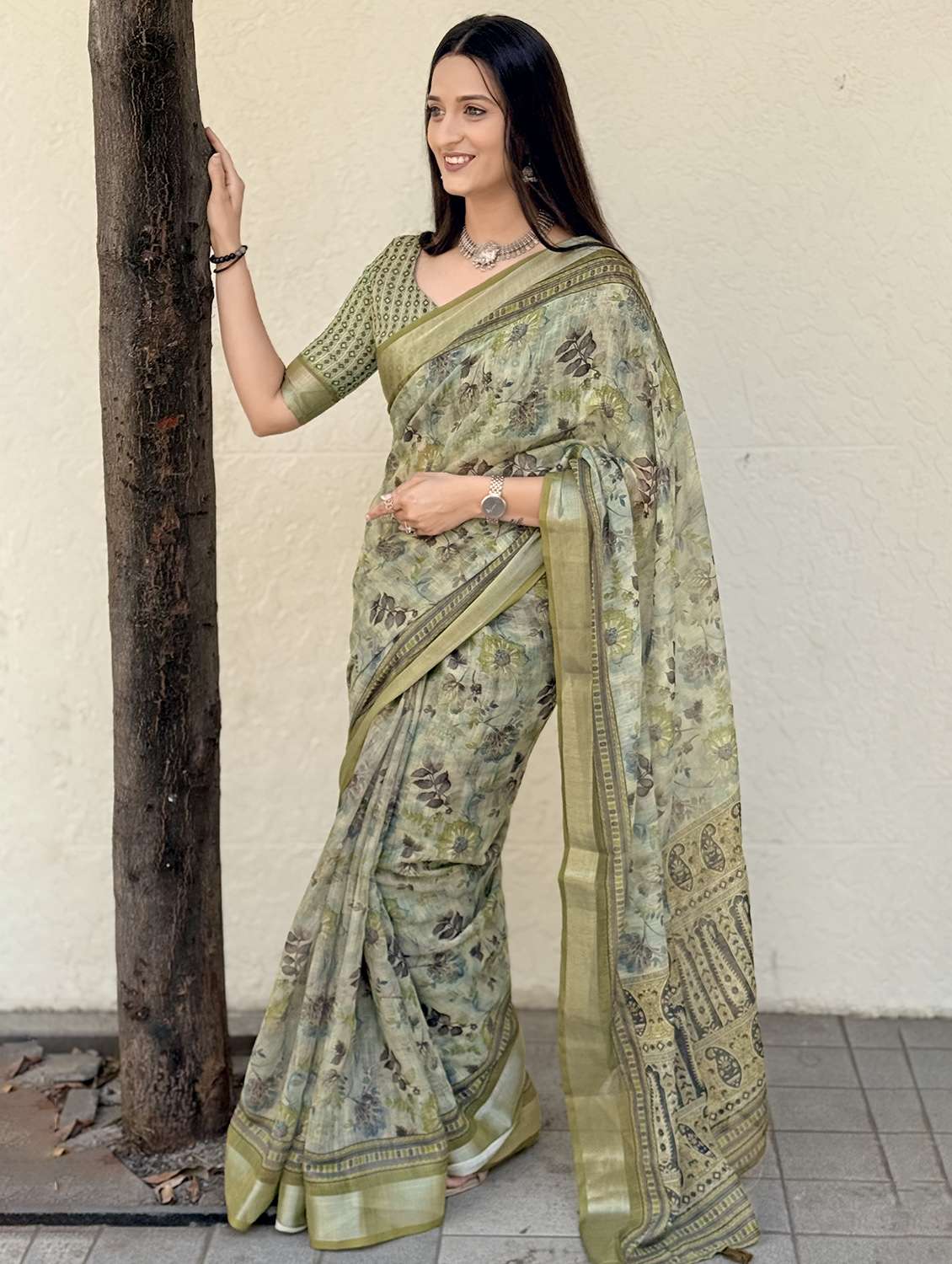women printed casual wear saree with blouse - 21931215 - Zoom Image - 0