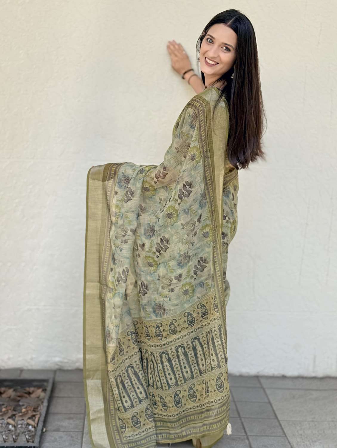 women printed casual wear saree with blouse - 21931215 - Standard Image - 3