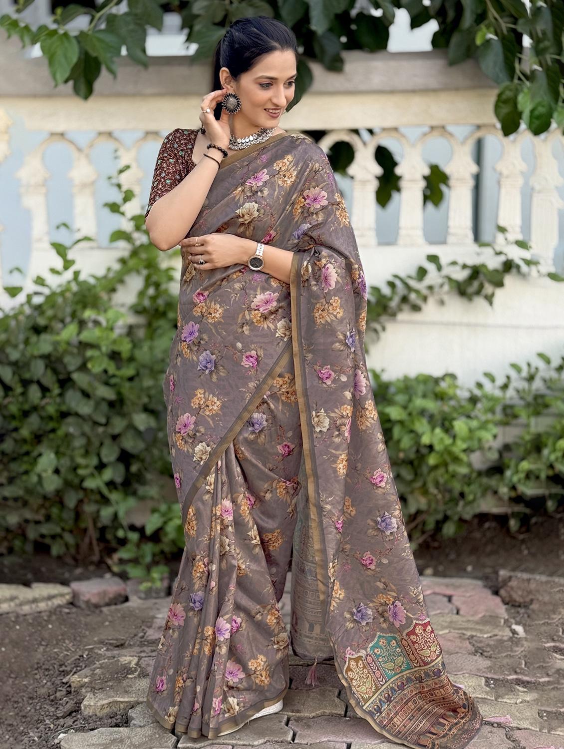 women printed casual wear saree with blouse - 21931230 - Zoom Image - 0
