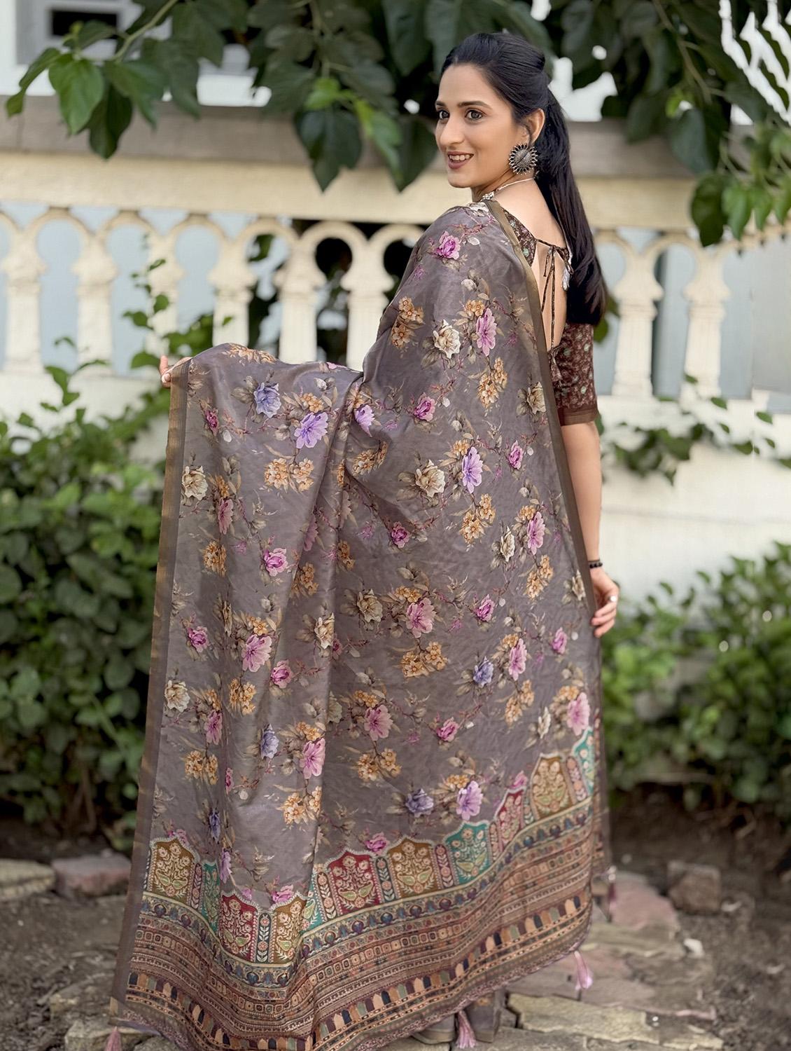 women printed casual wear saree with blouse - 21931230 - Standard Image - 3