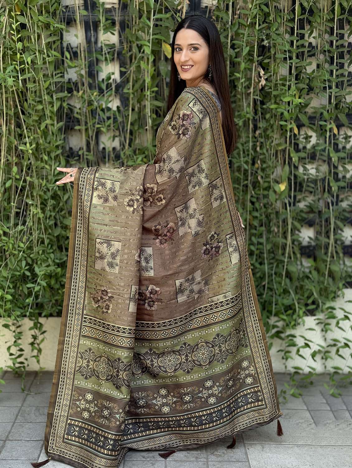 women printed casual wear saree with blouse - 21931232 -  Standard Image - 3