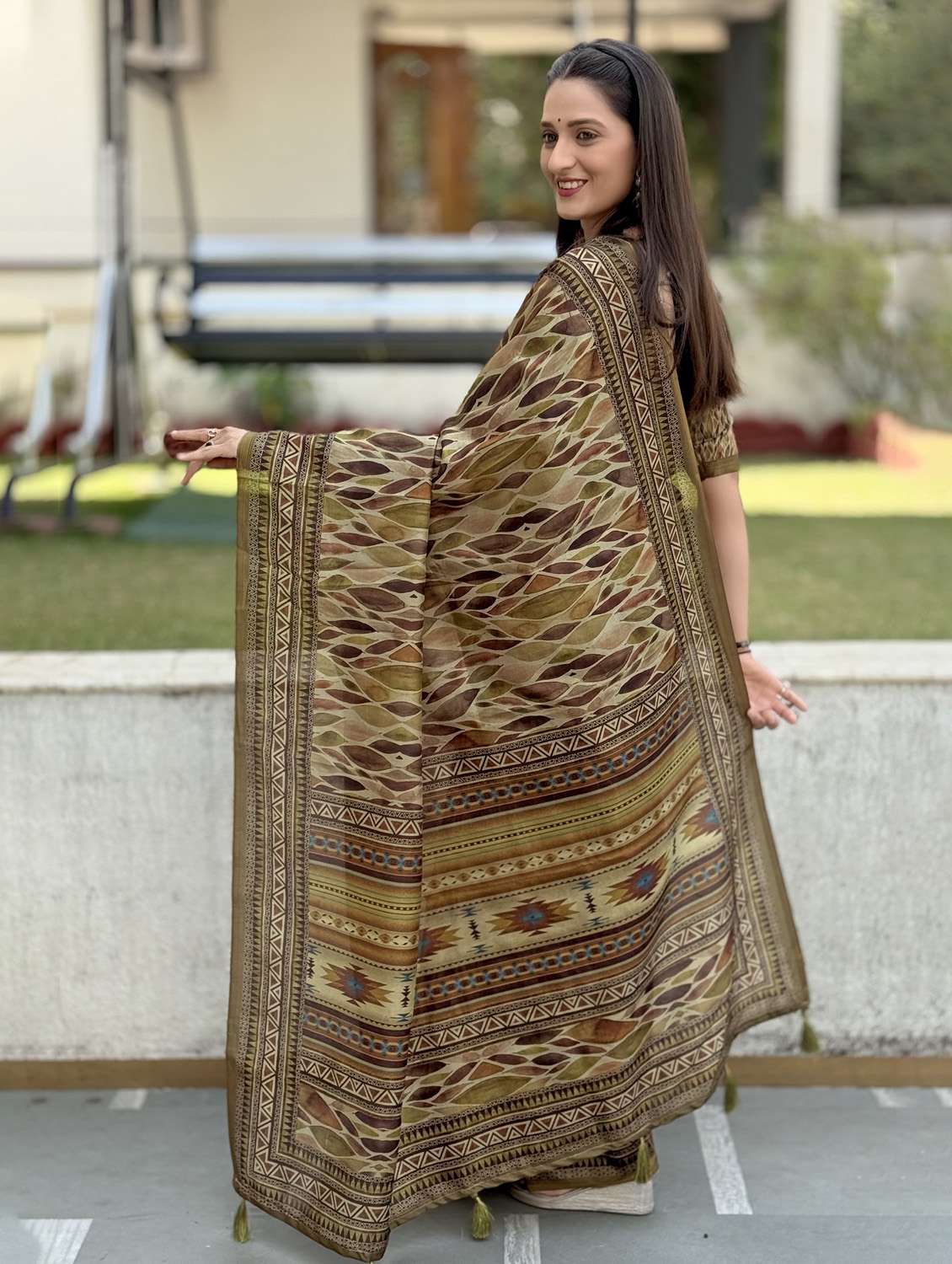 women printed casual wear saree with blouse - 21931233 -  Standard Image - 3