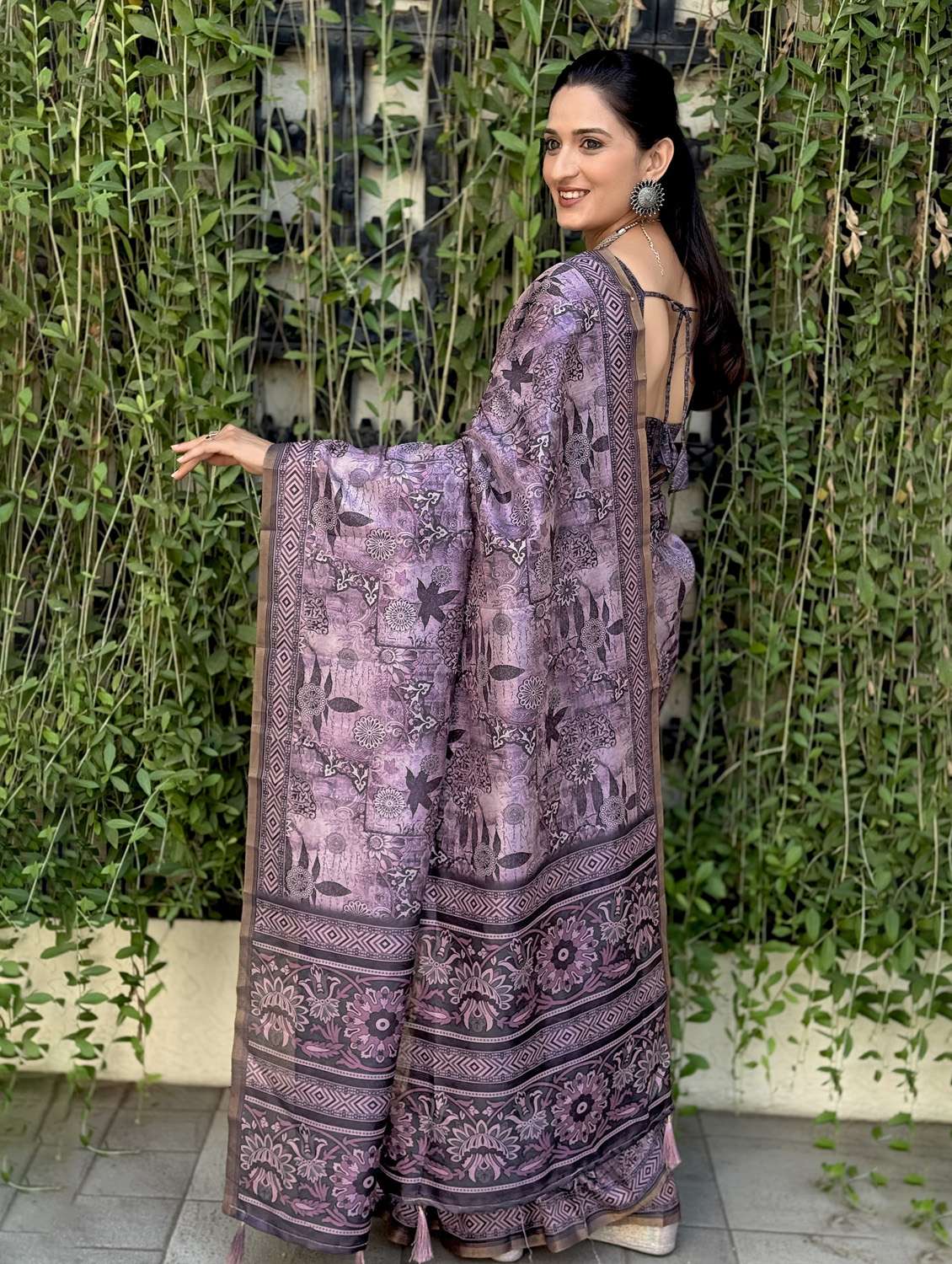 women printed casual wear saree with blouse - 21931235 - Standard Image - 3
