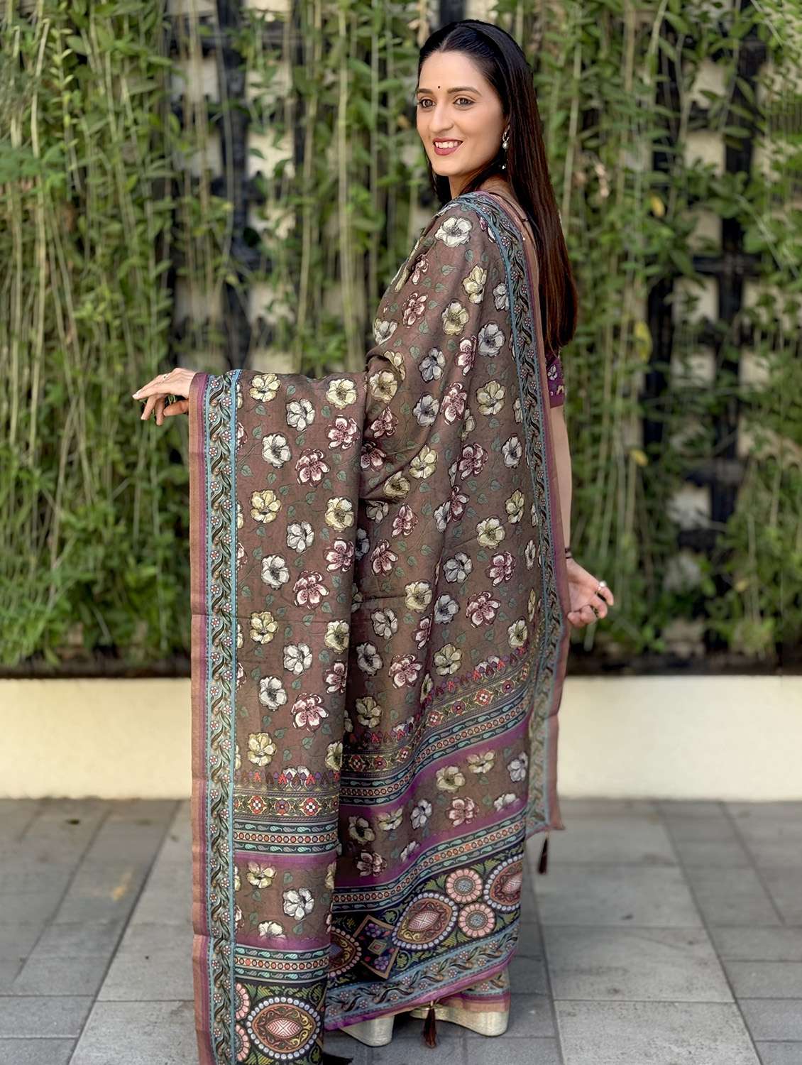women printed casual wear saree with blouse - 21931239 -  Standard Image - 3