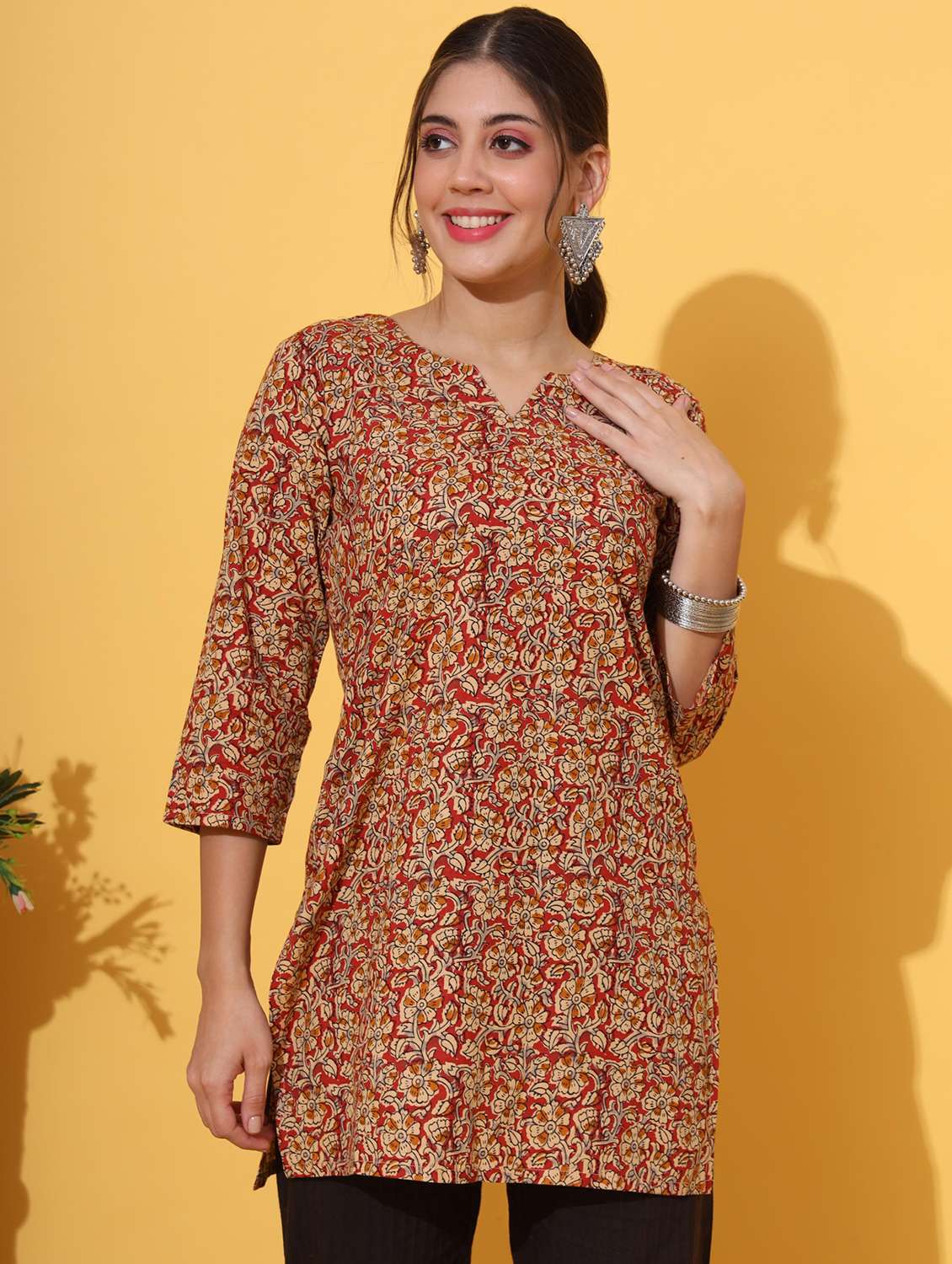 women three quarter sleeve straight kurti - 21931559 -  Zoom Image - 0