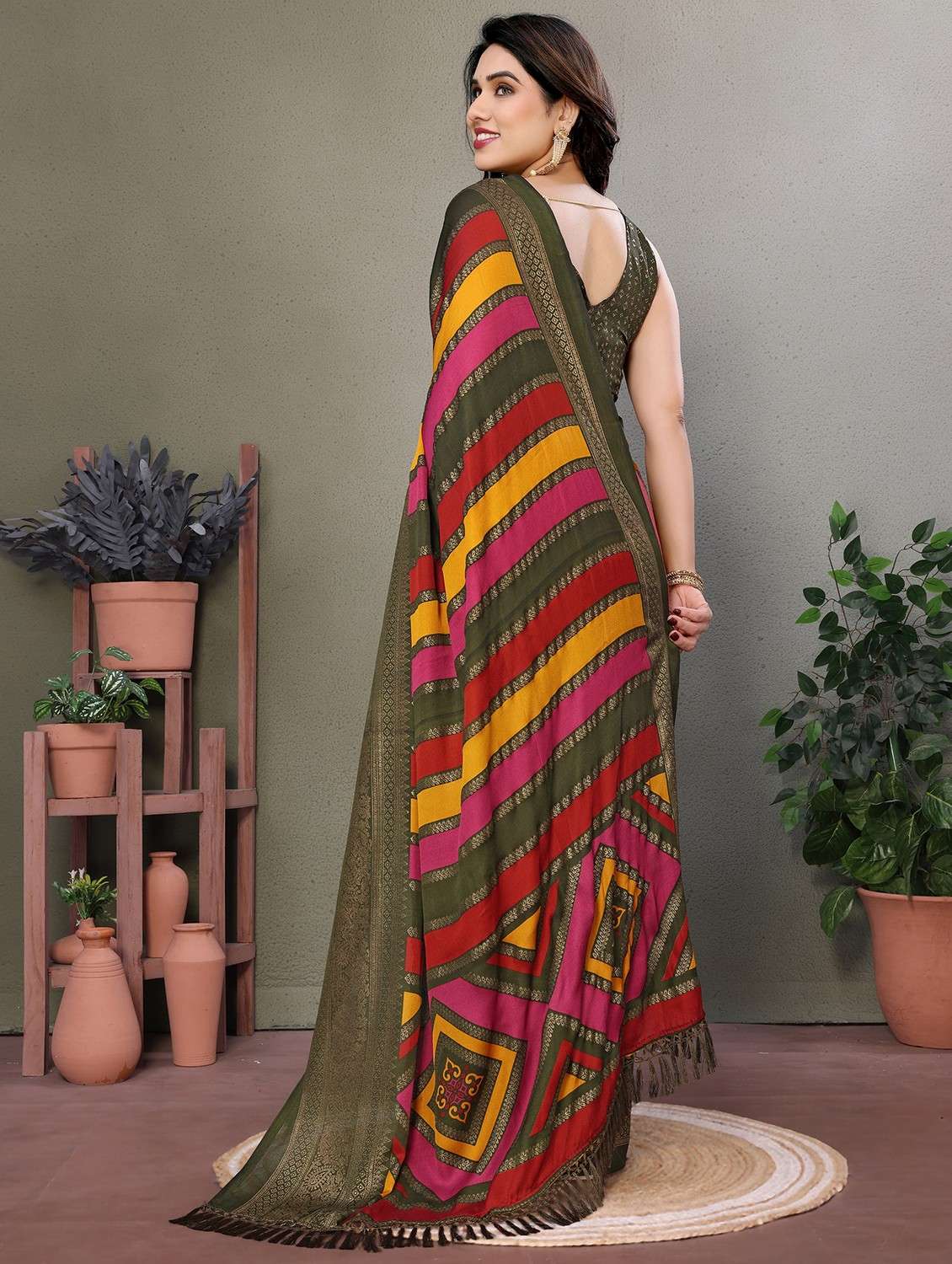 women striped printed saree with blouse - 21932119 - Standard Image - 3