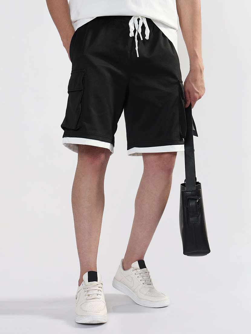 men black solid low rise relaxed fit cargo shorts