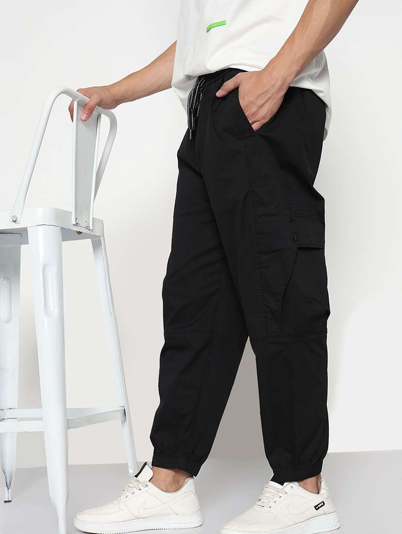 men black solid mid rise joggers cargo