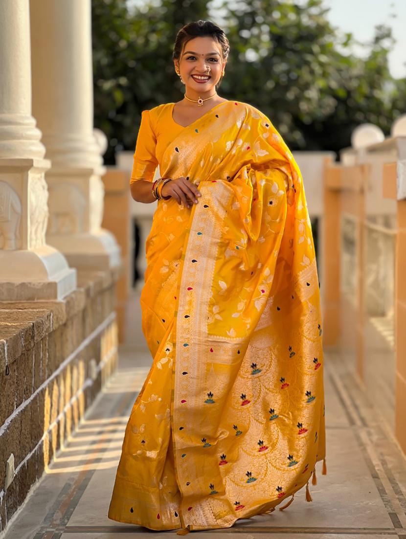 women self design banarasi saree with blouse - 21935112 - Zoom Image - 0
