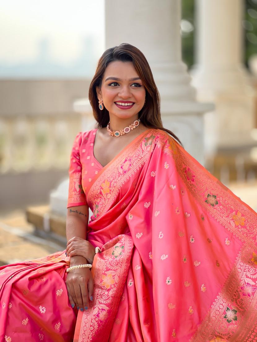 women self design banarasi saree with blouse - 21935115 - Standard Image - 3