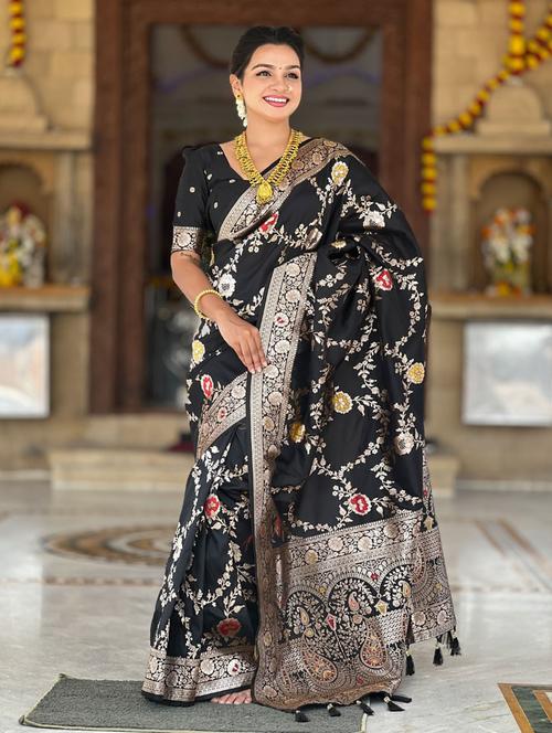 women self design banarasi saree with blouse - 21935131 - Standard Image - 0