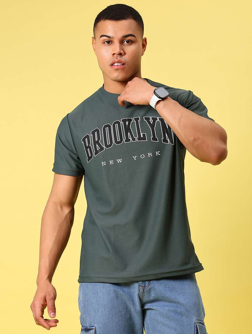 men chest print round neck regular fit t-shirt