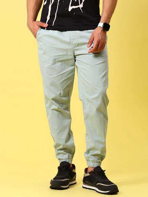 men green solid mid rise regular fit jogger