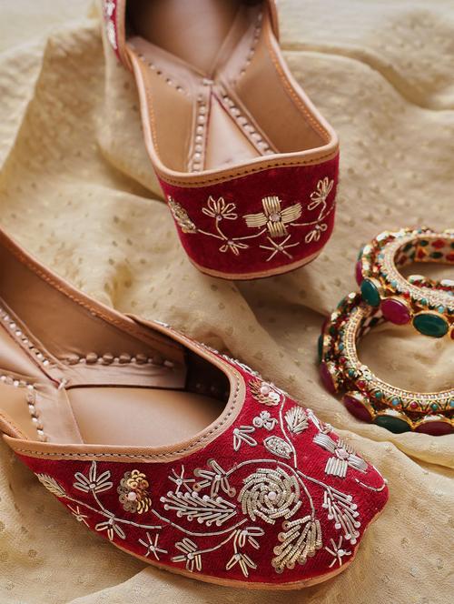 women embroidered slip on juttis - 21943252 -  Standard Image - 0