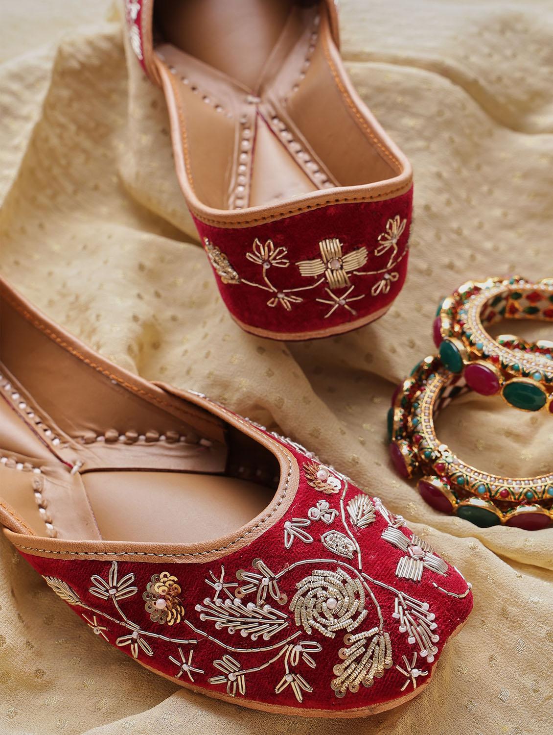 women embroidered slip on juttis - 21943252 -  Zoom Image - 0