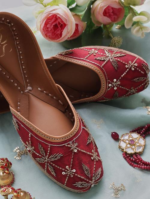 women embroidered slip on juttis - 21943259 - Standard Image - 0