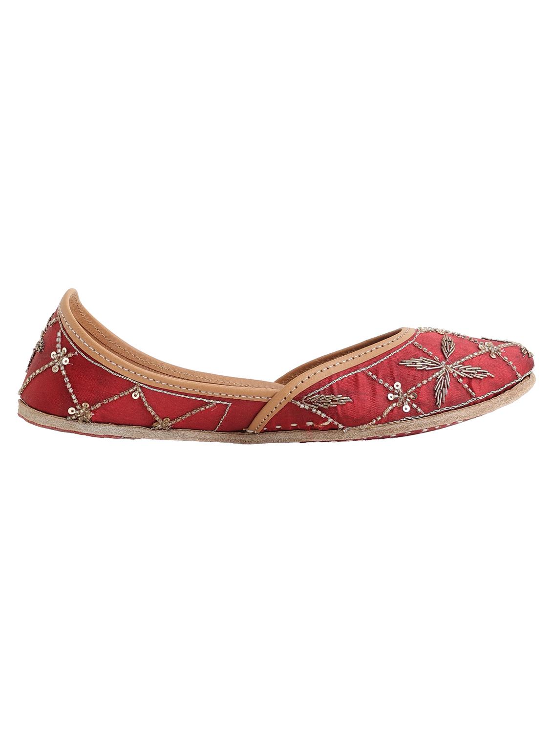 women embroidered slip on juttis - 21943259 - Standard Image - 3