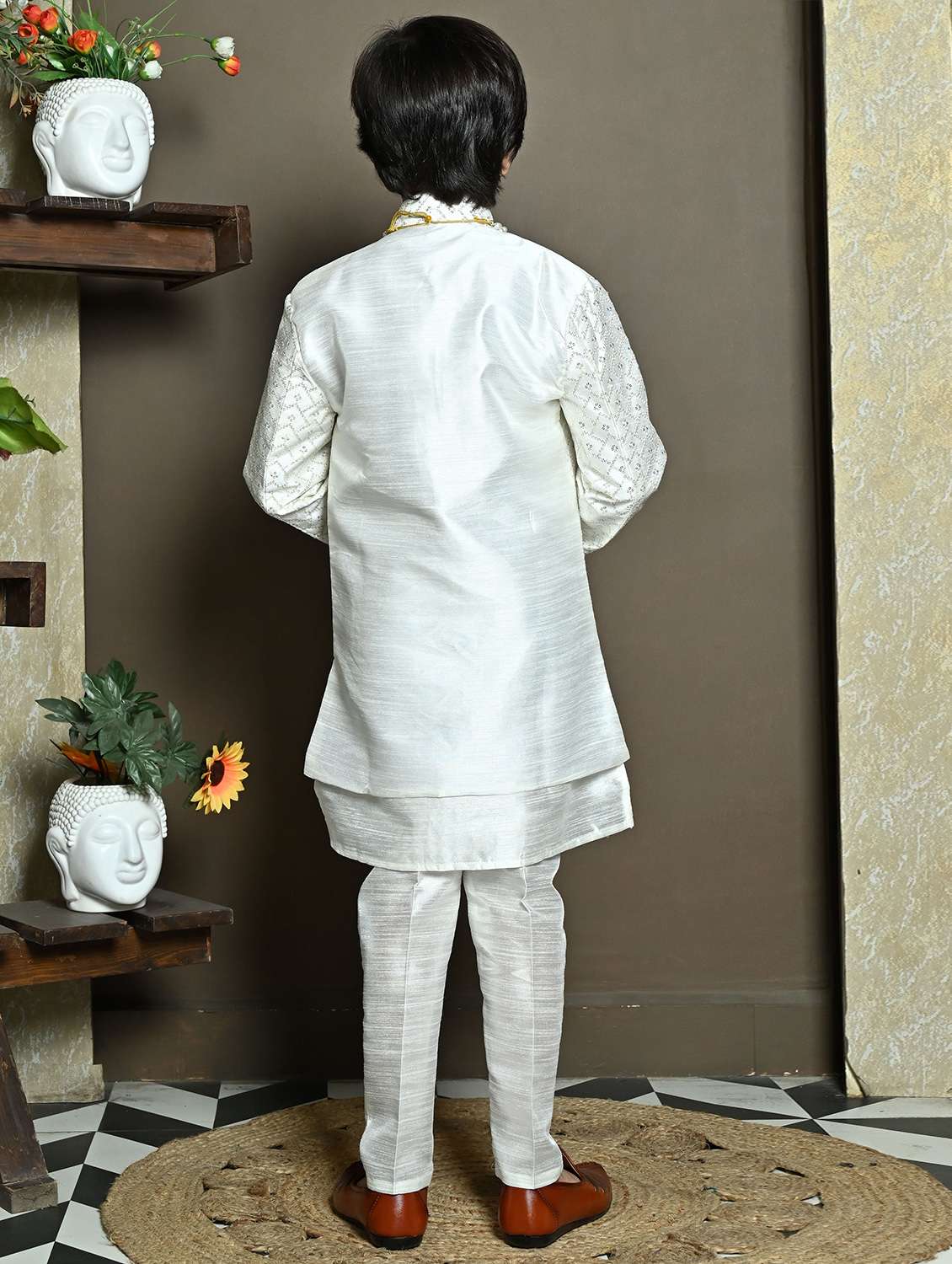 boys embroidred mandarin neck sherwani set - 21946715 - Standard Image - 5
