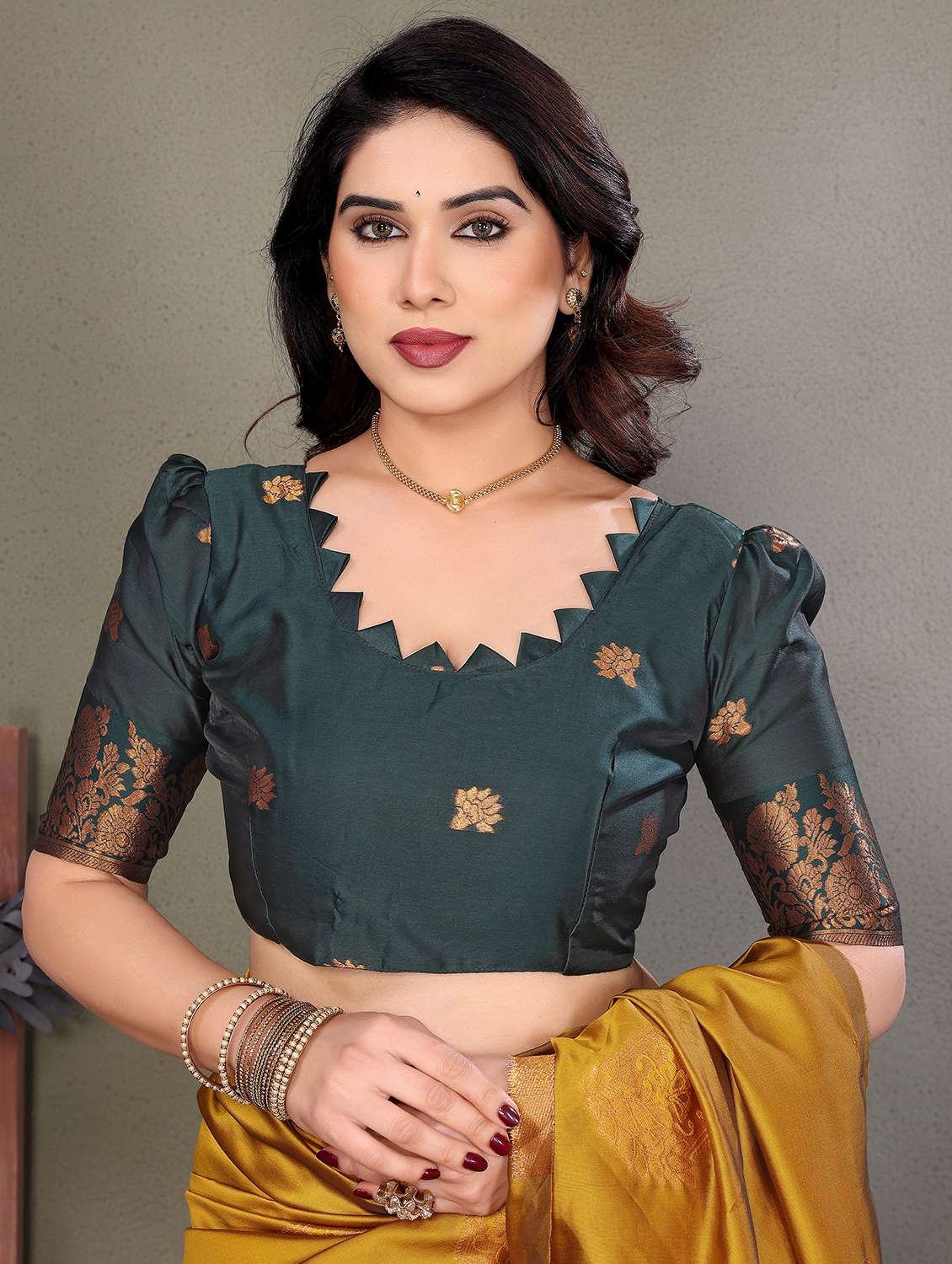 women self design banarasi saree with blouse - 21946725 - Standard Image - 3