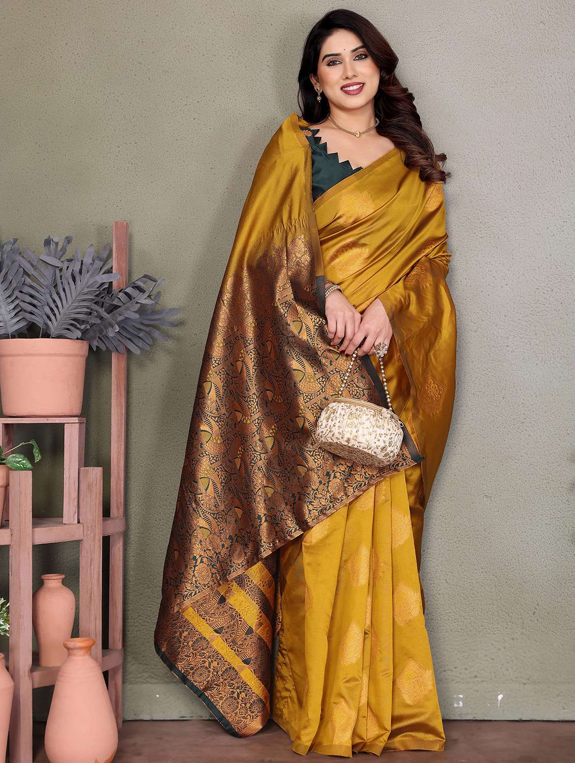 women self design banarasi saree with blouse - 21946725 - Standard Image - 5