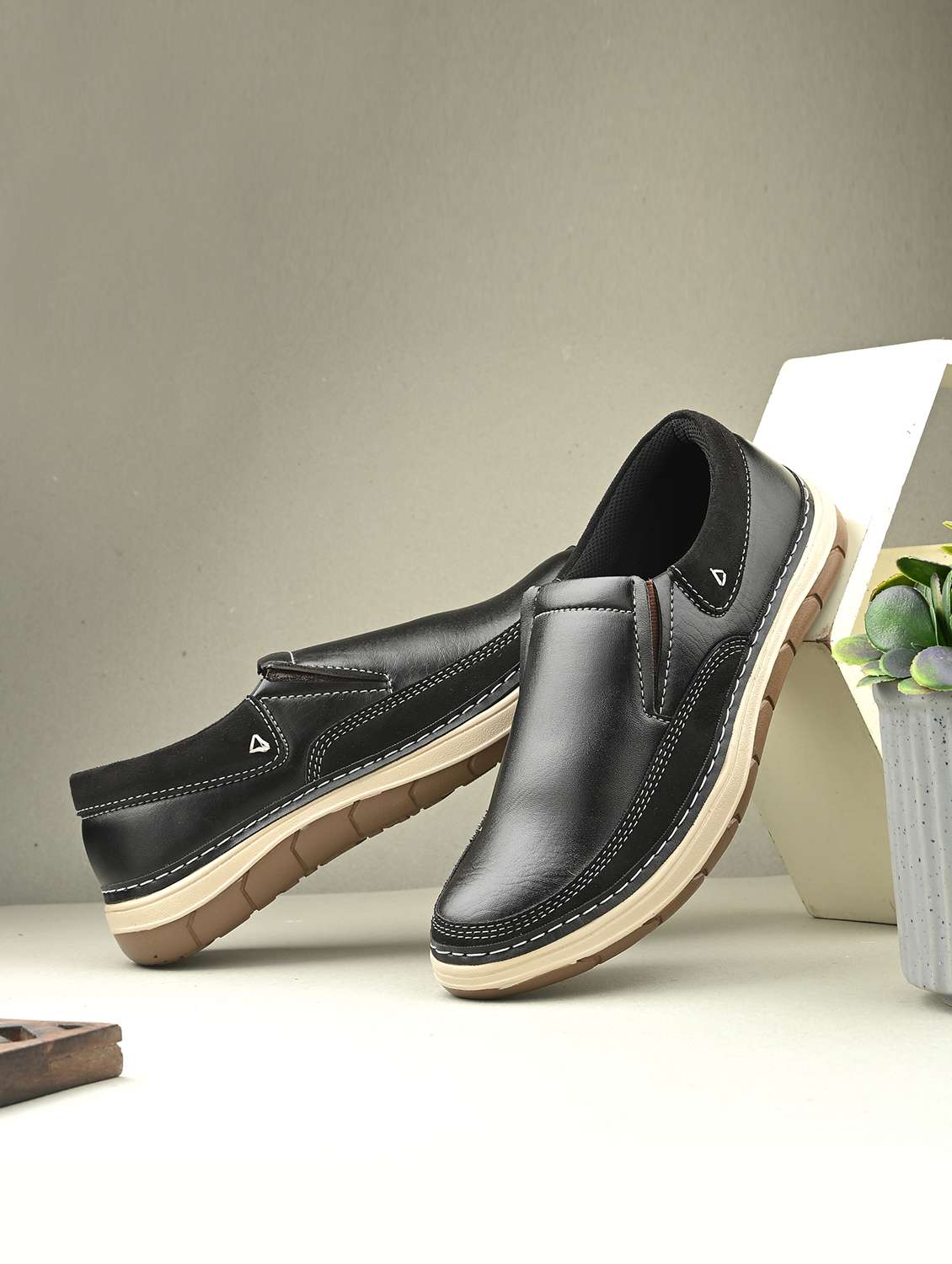 men black solid boat shoe