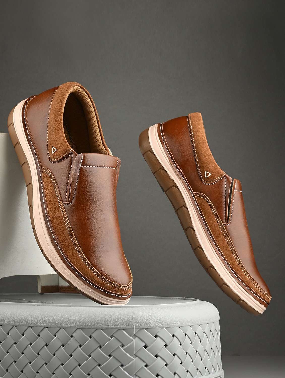 men tan solid boat shoe