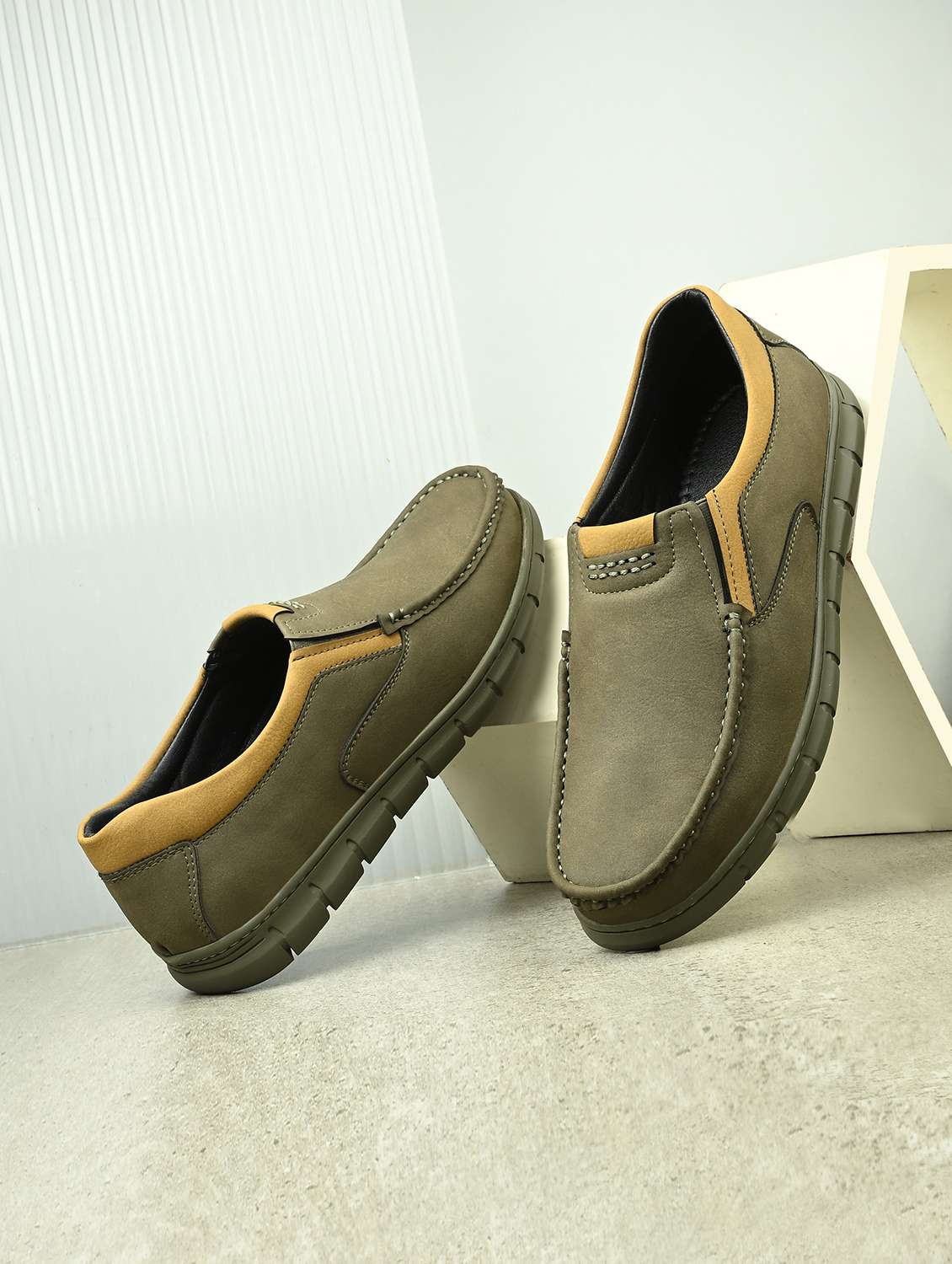 men olive solid boat shoe