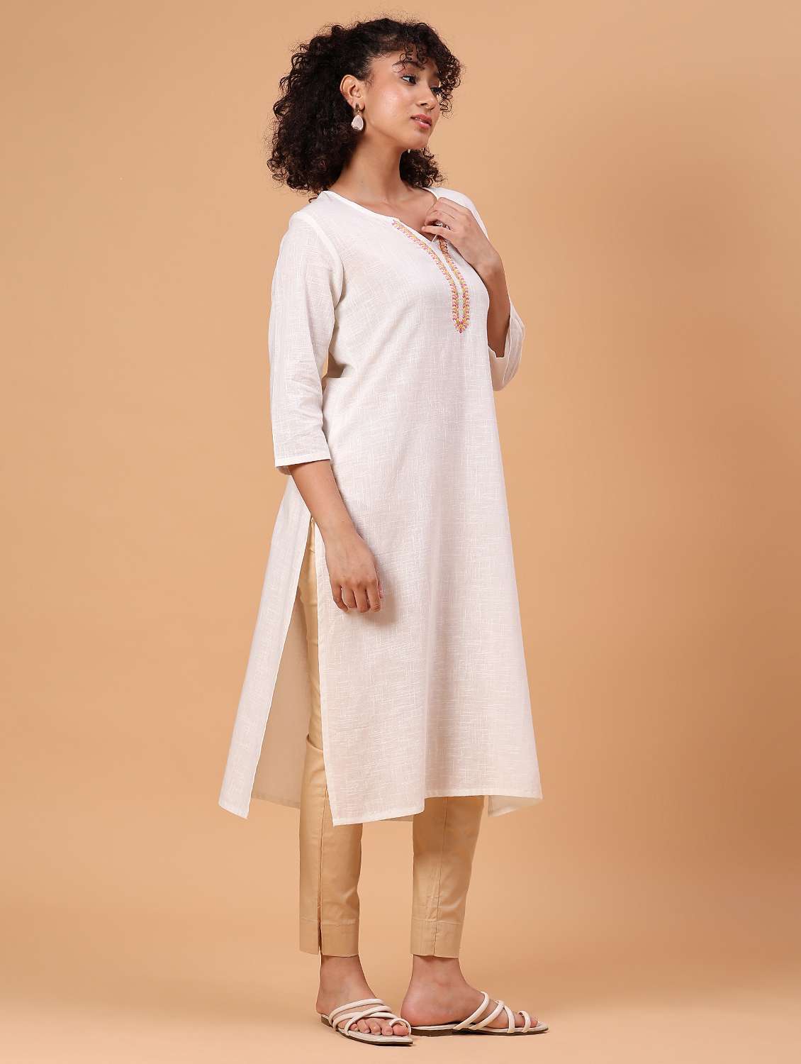 women white embroidered notch neck straight kurta - 21952089 -  Standard Image - 3