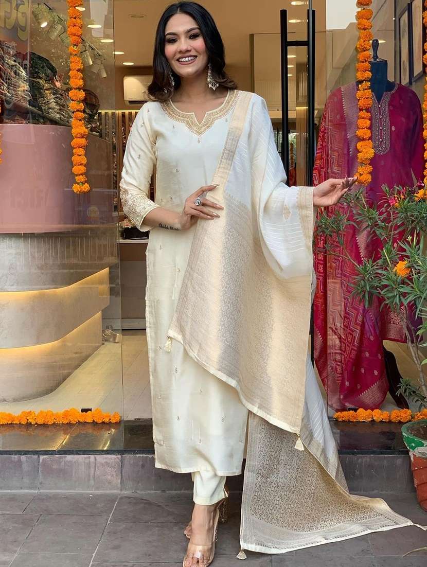 women three quarter sleeve kurta pant with dupatta set - 21954163 - Zoom Image - 0
