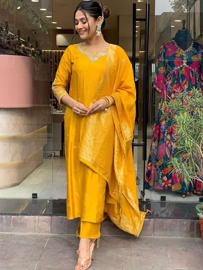 women three quarter sleeve kurta pant with dupatta set - 21954171 - Zoom Image - 0