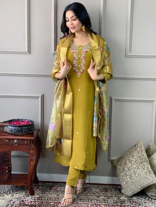 women three quarter sleeve kurta pant with dupatta set - 21954208 - Standard Image - 0