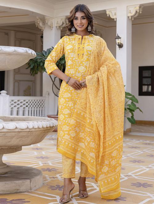 women three quarter sleeve kurta pant with dupatta set - 21956154 - Standard Image - 0