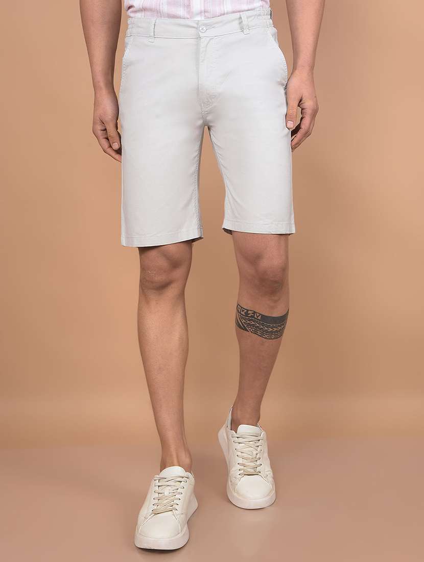 men solid mid rise regular fit shorts