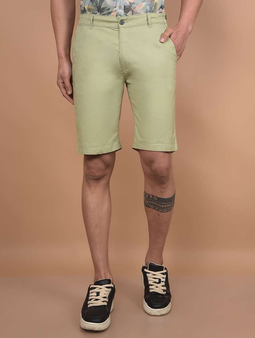 men solid mid rise regular fit shorts