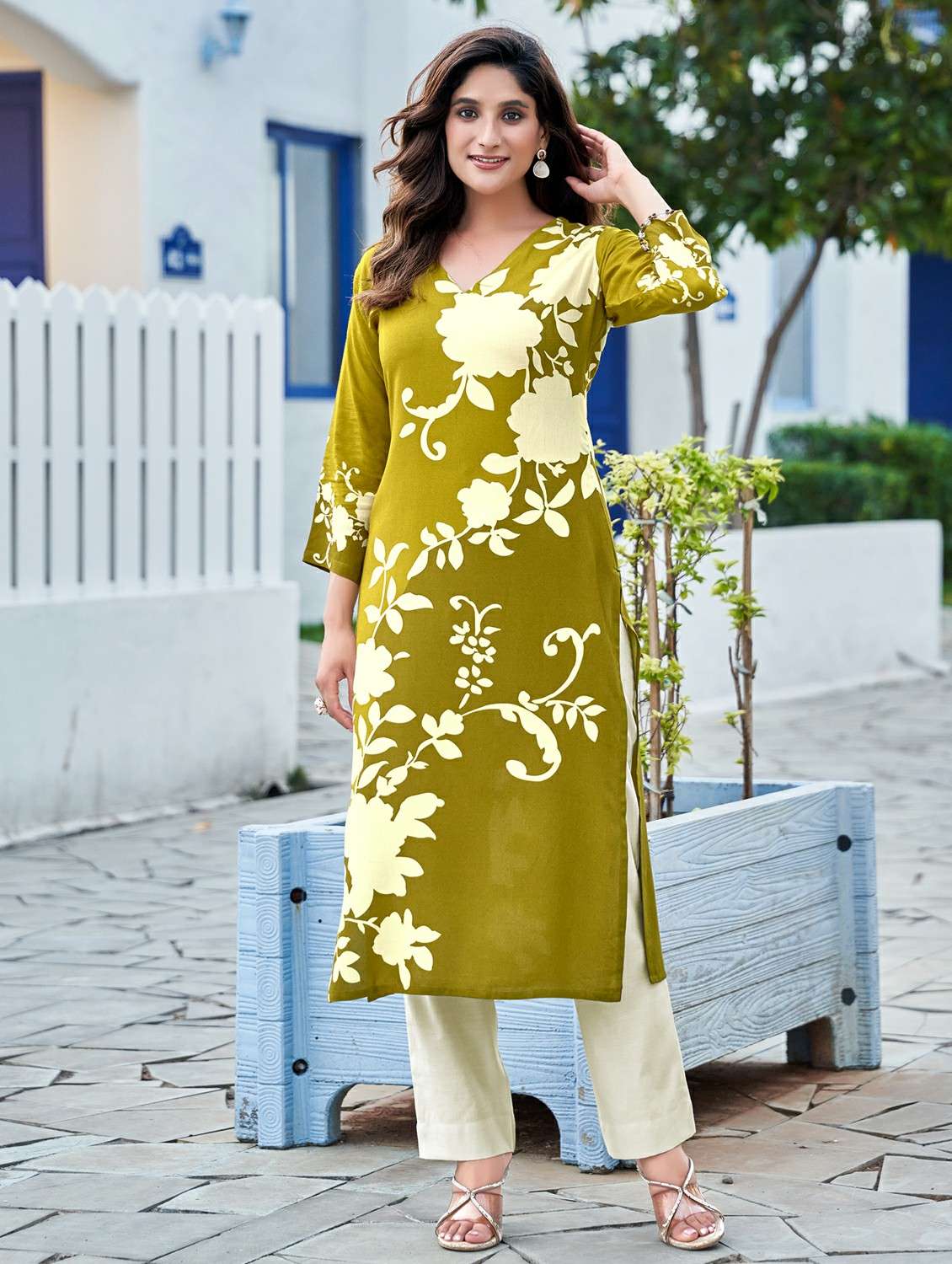 women floral printed long sleeve straight kurta - 21959411 -  Zoom Image - 0