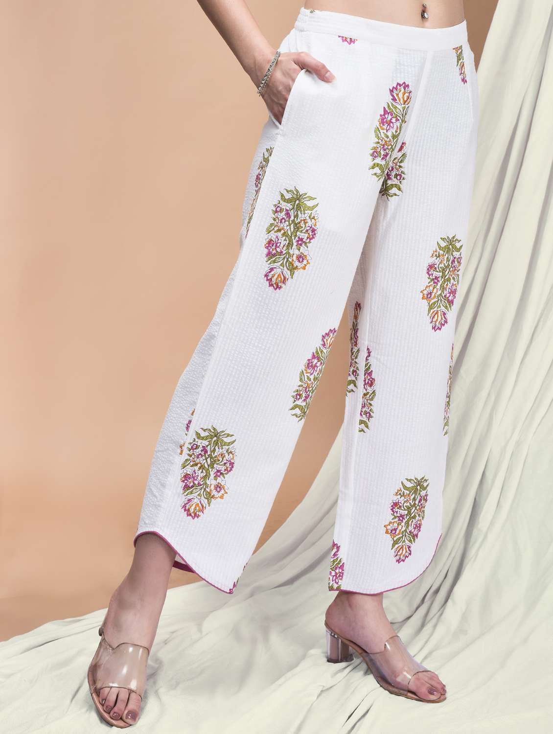 women white sleeveless kurta palazzo set - 21959506 - Standard Image - 5