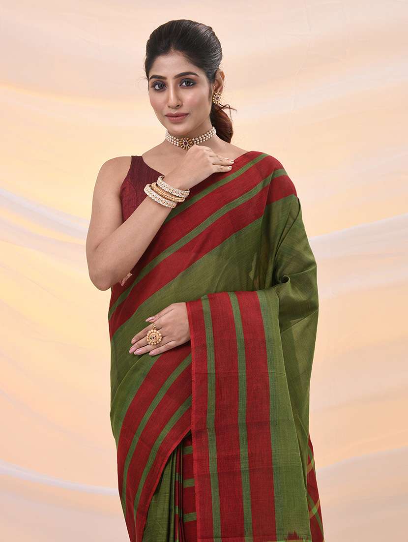women solid with striped bordered saree with blouse - 21961509 - Standard Image - 3