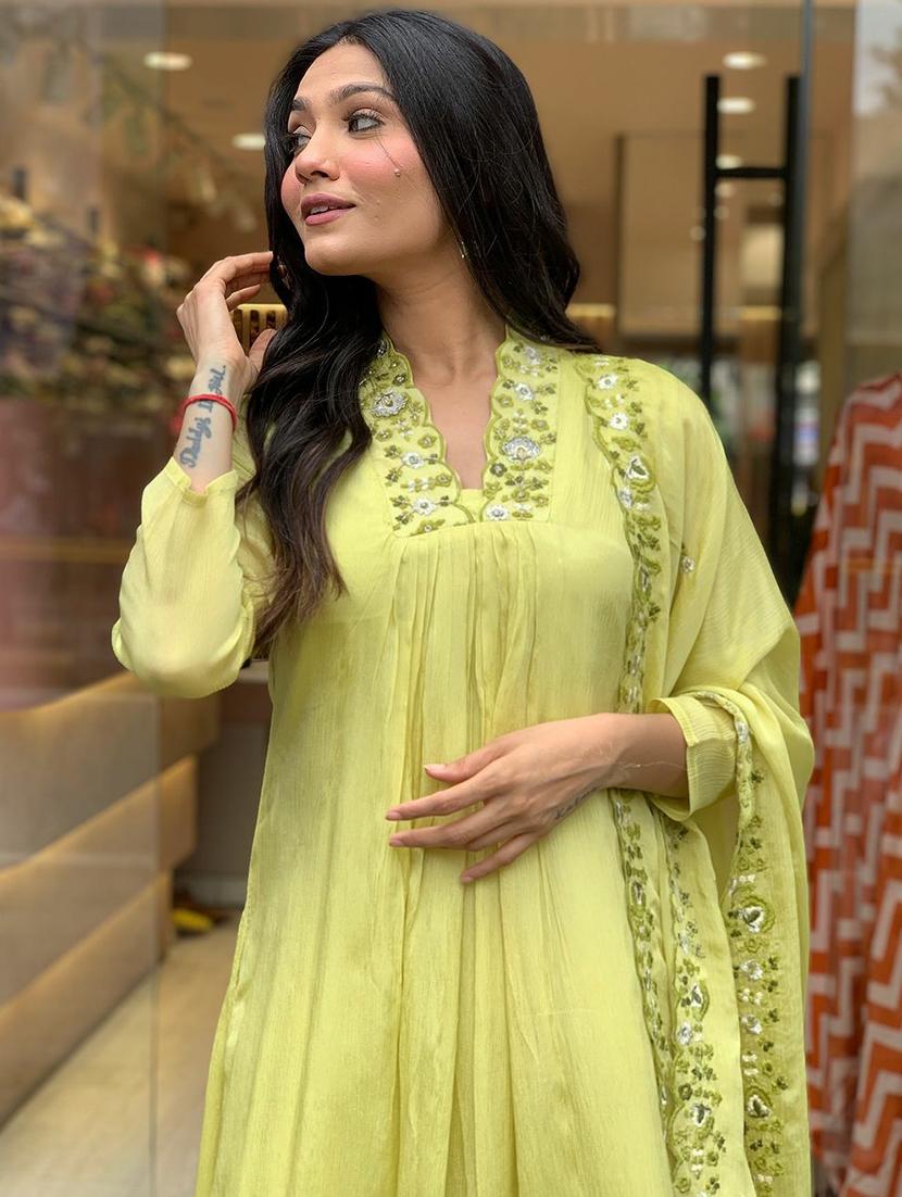 women three quarter sleeve kurta pant with dupatta set - 21961682 - Standard Image - 3